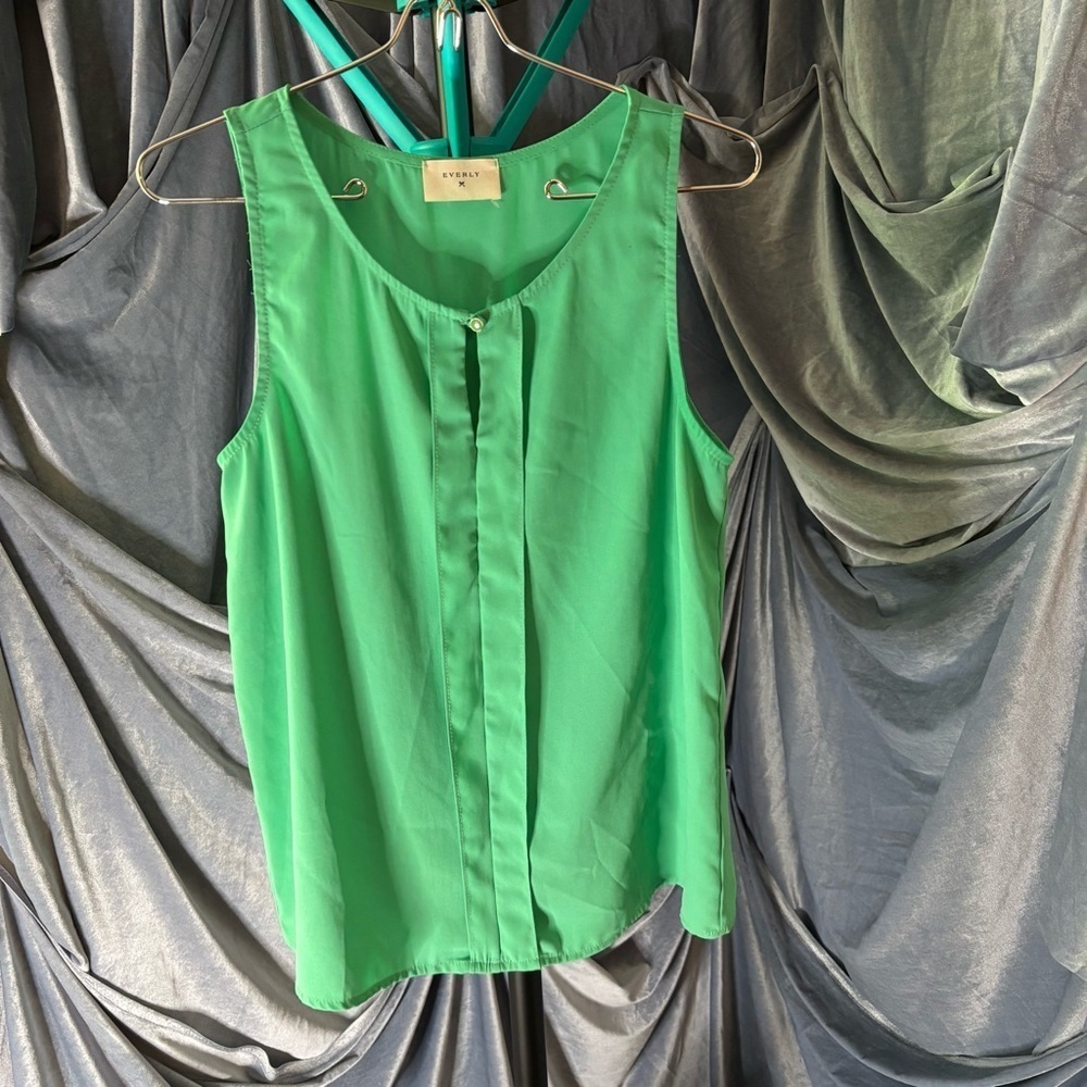 Everly green sleeveless blouse size small